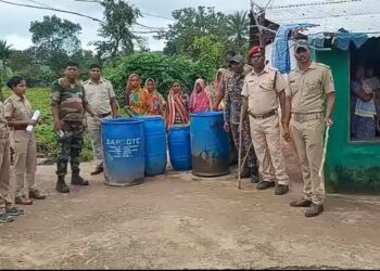 ବେଆଇନ ରନ୍ଧାମଦକୁ ବିରୋଧ କରି ରାଜରାସ୍ତାକୁ ମହିଳାମାନେ ଆସିବା ପରେ ଚେଇଁ ଉଠିଲା ପୋଲିସ ଓ ଅବକାରୀ ବିଭାଗ