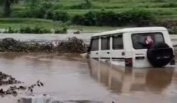 ପ୍ରବଳ ବର୍ଷାରେ ବେହାଲ ଗଜପତି : ପାଣିରେ ଭାସିଲା କାର ଗାଡି