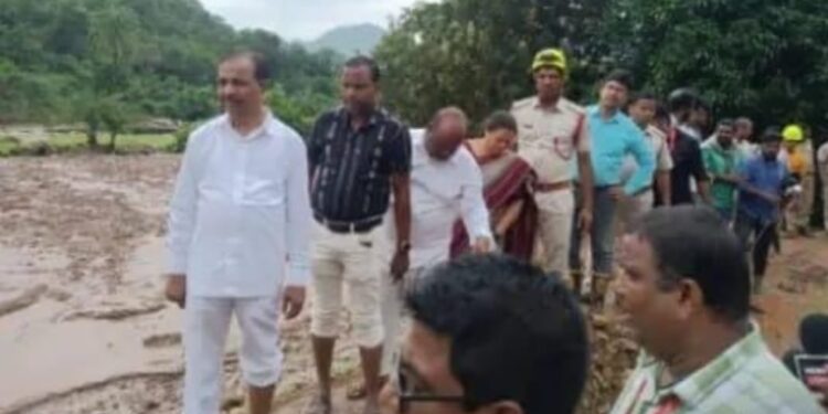 ଗଜପତି ଜିଲ୍ଲାରେ ପ୍ରବଳ ବର୍ଷା ଯୋଗୁଁ କେତକ ଅଞ୍ଚଳରେ ହଇଥିବା ଭୂସ୍ଖଳନର କ୍ଷୟକ୍ଷତି ସ୍ଥିତିର ଅନୁଧ୍ୟାନ କଲେ ମନ୍ତ୍ରୀ ବିଭୁତି ଜେନା