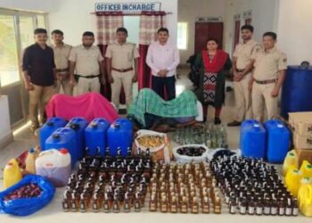 ଅବକାରୀ ବିଭାଗର ଚଢ଼ାଉ,ବ୍ୟାପକ ମାତ୍ରା ରେ ନକଲି ବିଦେଶୀ ଓ ଦେଶୀ ମଦ ଜବତ,୪ ଗିରଫ