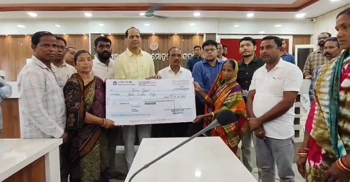 ସ୍ଲୋଗ – ଆନ୍ଧ୍ର ପଥର ବ୍ଲାଷ୍ଟ ମୃତ୍ୟୁ ଘଟଣାରେ ପରିବାର ଲୋକଙ୍କୁ ସହାୟତା ରାଶି ଦେଲେ ସରକାର l