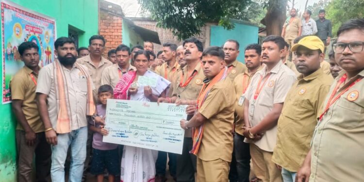 ଓଡିଶା ଡ୍ରାଇଭର ମହାସଂଘ ପକ୍ଷରୁ ମୃତ ଡ୍ରାଇଭରଙ୍କ ପରିବାର ବର୍ଗ ଙ୍କୁ ସହାୟତା ପ୍ରଦାନ