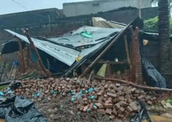 ବାତ୍ୟା ମୋନ୍ଥା ପ୍ରଭାବ, ପ୍ରଶାସନର ଘନ ଘନ ଗସ୍ତ – ଗର୍ଭବତୀ ମହିଳାଙ୍କୁ ନଦୀ ପାର କରି ଆଣିଲେ ଅଗ୍ନିଶମ ବିଭାଗ