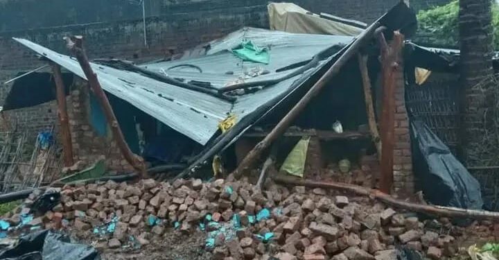 ବାତ୍ୟା ମୋନ୍ଥା ପ୍ରଭାବ, ପ୍ରଶାସନର ଘନ ଘନ ଗସ୍ତ – ଗର୍ଭବତୀ ମହିଳାଙ୍କୁ ନଦୀ ପାର କରି ଆଣିଲେ ଅଗ୍ନିଶମ ବିଭାଗ