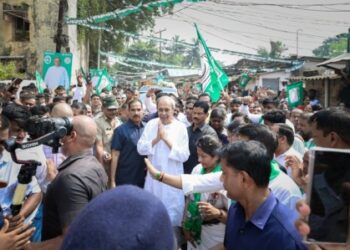 ନବୀନ ନିବାସ ରେ ପ୍ରଶଂସକ ଙ୍କ ଭିଡ଼