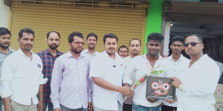 ଜାଗ୍ରତ ସ୍ୱେଚ୍ଛାସେବୀ ସଂଗଠନ ପକ୍ଷରୁ ଯୁବ ସମାଜ ସେବୀଙ୍କୁ ସମ୍ବର୍ଦ୍ଧନା