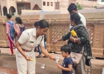 ଶ୍ରୀଜଗନ୍ନାଥ ଦର୍ଶନାର୍ଥୀମାନଙ୍କୁ ପୋଲିସ ପକ୍ଷ ରୁ ଦହିପଣା ବଣ୍ଟନ