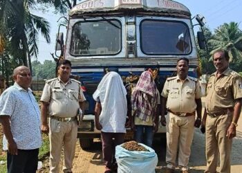 ଗ୍ୟାସ ବୋଝେଇ ଟ୍ରକ କ୍ୟାବିନ୍ ରୁ ମିଳିଲା ୨୦କେଜି ଗଞ୍ଜେଇ ଜବତ ଦୁଇ କୋର୍ଟ ଚାଲାଣ