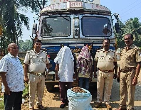 ଗ୍ୟାସ ବୋଝେଇ ଟ୍ରକ କ୍ୟାବିନ୍ ରୁ ମିଳିଲା ୨୦କେଜି ଗଞ୍ଜେଇ ଜବତ ଦୁଇ କୋର୍ଟ ଚାଲାଣ