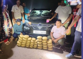 ଘରୋଇ କାର୍ ରେ ଗଞ୍ଜେଇ ଚୋରାଚାଲାଣ