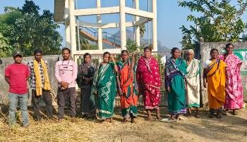 ପାଇପ ଫାଟି ରାସ୍ତାରେ ବହୁଛି ପାଣି ! ହଇରାଣ ହେଉଛନ୍ତି ଗ୍ରାମବାସୀ : ମାସେ ହେଲାଣି ଜଳଯୋଗାଣ ଠପ୍ – ପ୍ରଶାସନ ନୀରବଦ୍ରଷ୍ଟା  