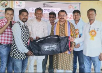 ବିଭିନ୍ନ ଯୁବ ଅନୁଷ୍ଠାନକୁ ସ୍ମୋର୍ଟ କିଟ୍ ବଣ୍ଟନ କଲେ କଣ୍ଟାବାଞ୍ଜି ବିଧାୟକ