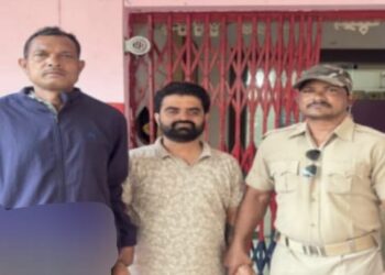 କନ୍ଧମାଳ ରେ ଠକେଇ ରାଜଧାନୀ ରୁ ଗିରଫ : ଠକେଇ ଅଭିଯୋଗରେ କମ୍ପାନୀ କର୍ମଚାରୀ ଗିରଫ