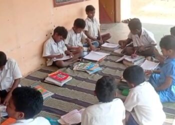 ଗଜପତିରେ ଶିକ୍ଷାର ବିକଳ ଚିତ୍ର : 71 ବର୍ଷର ପୁରାତନ ବିଦ୍ୟାଳୟ ସଉରା ଉରୁଡ଼ା ଗ୍ରାମରେ ସ୍କୁଲରେ ଛାତ୍ରଛାତ୍ରୀ ବାରଣ୍ଡାରେ ବସି ପଢୁଛନ୍ତି