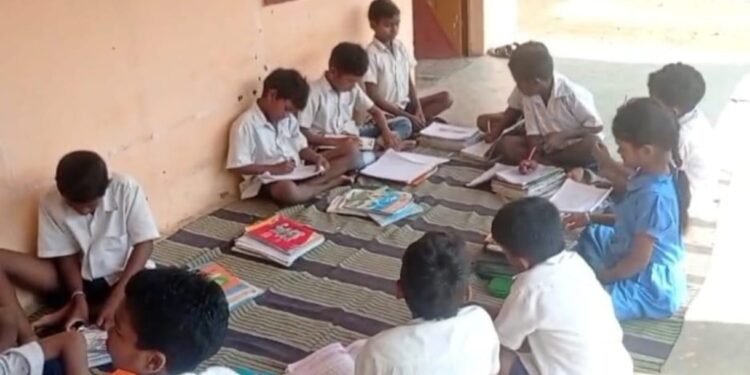 ଗଜପତିରେ ଶିକ୍ଷାର ବିକଳ ଚିତ୍ର : 71 ବର୍ଷର ପୁରାତନ ବିଦ୍ୟାଳୟ ସଉରା ଉରୁଡ଼ା ଗ୍ରାମରେ ସ୍କୁଲରେ ଛାତ୍ରଛାତ୍ରୀ ବାରଣ୍ଡାରେ ବସି ପଢୁଛନ୍ତି