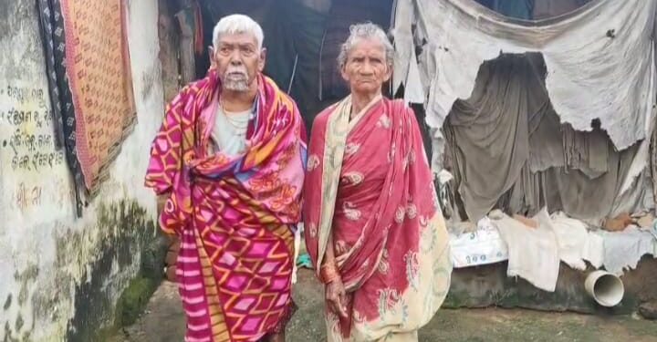 ସମସ୍ତ ଯୋଗ୍ୟତା ରହିଛି ତଥାପି ଆବାସ ଯୋଜନାରୁ ବଞ୍ଚିତ ବୃଦ୍ଧ ଦମ୍ପତି, ଗ୍ରାମ କୋଠା ଘରେ ଦୁଃଖଦ ଜୀବନ ବିତାଉଛନ୍ତି