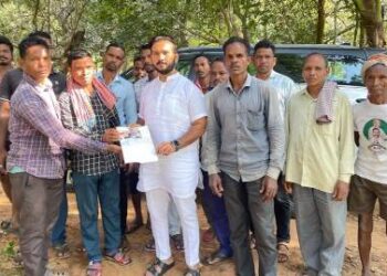 ଗଜପତି ଜିଲ୍ଲା ଗୁମ୍ମା ବ୍ଲକର ଲାତୁରୁଗଡ ବନ୍ଧ ଭାଙ୍ଗି ହୋଇଥିବା ଫସଲ କ୍ଷତିକୁ ପାରଳାଖେମୁଣ୍ଡି ବିଧାୟକ ଅନୁଧ୍ୟାନ କଲେ