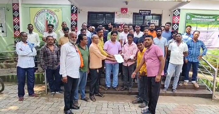 ଡାକ୍ଟର ବଦଳି କୁ ନେଇ ବିରୋଧ କଲେ ଅଞ୍ଚଳବାସୀ