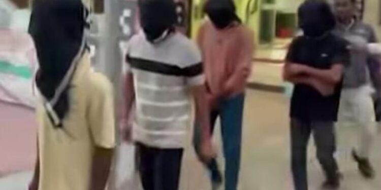 ପାରଳାଖେମୁଣ୍ଡି ପୋଲିସର ସଫଳତା ୫ ଲକ୍ଷ ଟଙ୍କାର ଚୋରି ଅଳଙ୍କାର ଉଦ୍ଧାର : ୪ ଜଣ ଗିରଫ