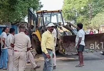 ପାରଳା ମୁନିସିପାଲିଟିର ଜବରଦଖଲ ଉଚ୍ଛେଦ ପାଲଟିଛି ପ୍ରହସନ  : ରାସ୍ତାକଡ଼ର ଉଠା ଦୋକାନୀଙ୍କୁ ଉଚ୍ଛେଦ କରାଗଲା  – ତେବେ ସରକାରୀ ଜାଗା ମାଡି ବସିଥିବା ବଡ଼ ବ୍ୟବସାୟୀଙ୍କୁ ଉଚ୍ଛେଦ କେବେ..?