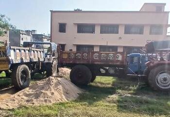 ଗାଁ ମୁଖିଆ ସାଜିଛନ୍ତି ବାଲି ମାଫିଆ : ୨ ବାଲି ବୋଝେଇ ଟ୍ରାକ୍ଟର ଜବତ