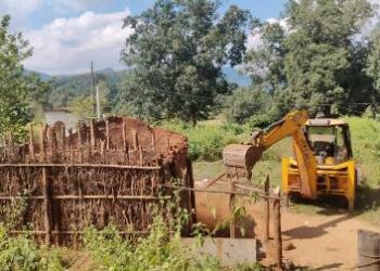ତୁମୁଡିବନ୍ଧରେ ବୁଲିଲା ବୁଲ ଡୋଜର : ସରକାରୀ ଜମି ଜବରଦଖଲ ଅଭିଯୋଗ ରେ ୬ଟି ଘର ଭାଙ୍ଗିଲା ପ୍ରଶାସନ