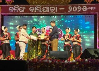 ପାରାଦ୍ଵୀପ ଓ ତିର୍ତ୍ତୋଲ ବାଲି ଯାତ୍ରା ରେ କଳିଙ୍ଗାୟନ ତୌର୍ୟତ୍ରିକମ ନୃତ୍ୟ ଅନୁଷ୍ଠାନ ର ଓଡ଼ିଶୀ ନୃତ୍ୟର ଝଲକ