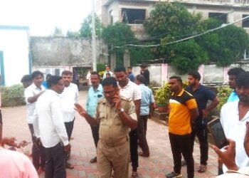 ଆବାସିକ କଲେଜରେ ଛାତ୍ରର ମୃତ୍ୟୁ: ହତ୍ୟା ଅଭିଯୋଗ ଆଣିଲେ ପରିବାର ଲୋକେ ଘଟଣା ସ୍ଥଳେ ଉତେଜନା, ପୁଲିସ ସହିତ ଧସ୍ତାଧସ୍ତି