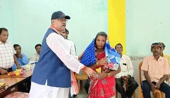 ଚିକିଟି ଖେମୁଣ୍ଡି ହଳଦିଆ ତୈଲିକ ବୈଷ୍ୟ ସମାଜ କେନ୍ଦ୍ରୀୟ ପରିଷଦ ଆନୁକୂଲ୍ୟ ରେ ଶୀତବସ୍ତ୍ର ବଣ୍ଟନ କାର୍ଯ୍ୟକ୍ରମ ଅନୁଷ୍ଠିତ