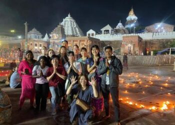 ଶ୍ରୀମନ୍ଦିର ସିଂହଦ୍ୱାର ନିକଟରେ ଦେବଦୀପାବଳି ଦର୍ଶନ କଲେ ବିଦେଶୀ ପର୍ଯ୍ୟଟକ
