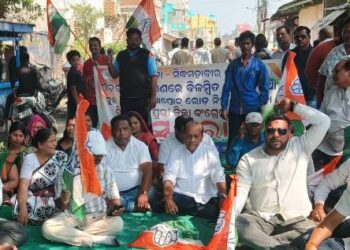ମାଟିଆପଡା ଓଭରବ୍ରିଜ ତଳେ ଆପ୍ରୋଚ ରୋଡ ନିର୍ମାଣ ପାଇଁ ଜିଲ୍ଲା କଂଗ୍ରେସ ପକ୍ଷରୁ ରାସ୍ତାରୋକ