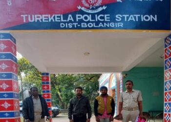 ତୁରେକେଲା ପୋଲିସ ଦ୍ବାରା ୧୩ ଦାଦନ ଶ୍ରମିକ,୪ ଶିଶୁ ଉଦ୍ଧାର : ୨ ସର୍ଦାର ଗିରଫ