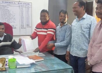 ଦାବ୍ରି ଗ୍ରାମର ସମସ୍ୟା କୁ ନେଇ ବିଡ଼ିଓଙ୍କ ଦ୍ବାରସ୍ଥ ହେଲେ ମାଁ ଦୁଆରସନୀ ୟୁଥ୍ କ୍ଳବ୍ ସଦସ୍ୟ