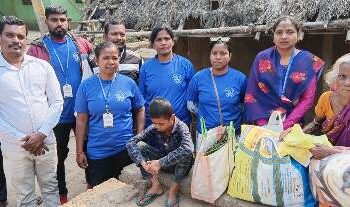 ଅସହାୟ ବୃଦ୍ଧା ମହିଳାଙ୍କୁ ସାହାର୍ଯ୍ୟର ହାତ ବଢ଼ାଇଲେ ସମାଜସେବୀ