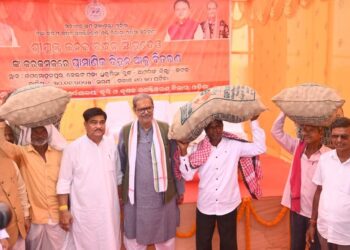 ଉପମୁଖ୍ୟମନ୍ତ୍ରୀଙ୍କ ଦ୍ଵାରା ପ୍ରାମାଣିକ ଆଳୁ ବିହନ ଚାଷୀଙ୍କୁ ବିତରଣ