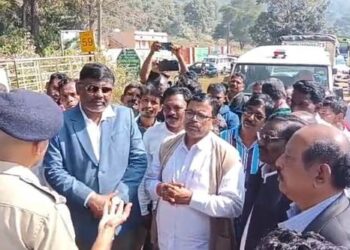 ଦାରିଙ୍ଗବାଡି ରେ ୧୨ଘଣ୍ଟିଆ ରାସ୍ତା ଅବରୋଧ ଡାକରା : ପ୍ରତିଶୃତି ମିଳିବା ପରେ ୬ଘଣ୍ଟା ରେ ହଟିଲା ରାସ୍ତା ରୋକ