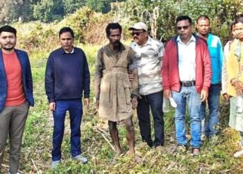 ଯୋଗାଣ ମନ୍ତ୍ରୀଙ୍କ ତତ୍ପରତା ପରେ ଗଜପତି ଜିଲ୍ଲା ପ୍ରଶାସନ ୨ କିମି ଜଙ୍ଗଲ ରାସ୍ତା ପାଦ ଚଲାରେ ଯାଇ ଦୁଃଖଙ୍କୁ ସହାୟତାର ପ୍ରତିଶୃତି ଦେଇ ଗ୍ରାମକୁ ଫେରାଇ ଆଣିଲେ