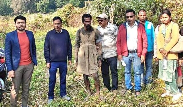 ଯୋଗାଣ ମନ୍ତ୍ରୀଙ୍କ ତତ୍ପରତା ପରେ ଗଜପତି ଜିଲ୍ଲା ପ୍ରଶାସନ ୨ କିମି ଜଙ୍ଗଲ ରାସ୍ତା ପାଦ ଚଲାରେ ଯାଇ ଦୁଃଖଙ୍କୁ ସହାୟତାର ପ୍ରତିଶୃତି ଦେଇ ଗ୍ରାମକୁ ଫେରାଇ ଆଣିଲେ