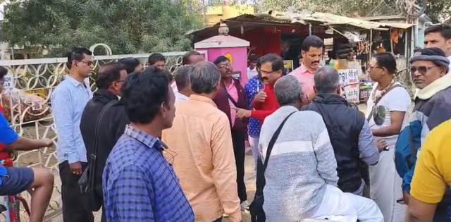 ପାରଳାଖେମୁଣ୍ଡି ସହରରେ ଖ୍ରୀଷ୍ଟିଧର୍ମ ପ୍ରଚାରକ ଓ ବିଶ୍ୱହିନ୍ଦୁ ପରିଷଦ କର୍ମକର୍ତ୍ତା ମୁହାଁମୁହିଁ