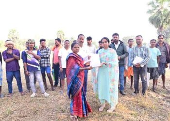 ଜିଲ୍ଲାପାଳଙ୍କ ତ୍ୱରିତ ପଦକ୍ଷେପ ଯୋଗୁଁ ୨୨ ବର୍ଷ ତଳେ ଜମି ପଟ୍ଟା ପାଇଥିବା ହିତାଧିକାରୀଙ୍କୁ ମିଳିଲା ଜମି ଦଖଲ