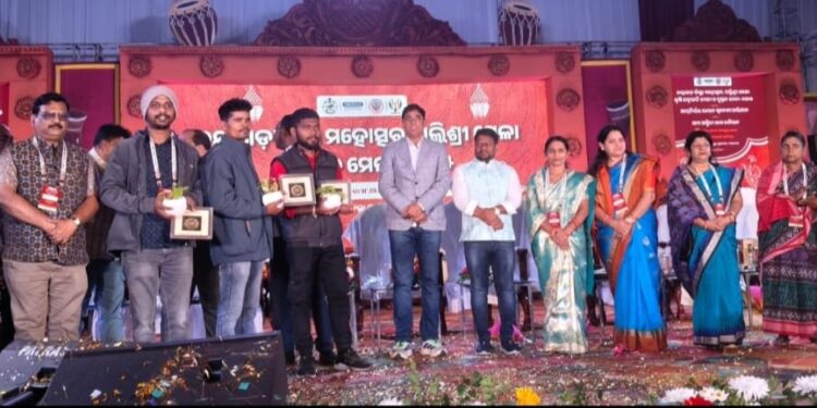 ନୟାଗଡ଼ ଜିଲ୍ଲା ମହୋତ୍ସବ ଦ୍ଵିତୀୟ ସନ୍ଧ୍ୟା : ଦର୍ଶକଙ୍କୁ ମତୁଆଲା କଲେ ମାଟିର ଝିଅ ବର୍ଣ୍ଣାଳି