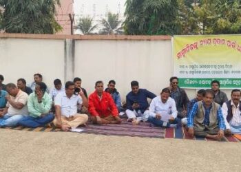 ଭାପୁର ସାମ୍ବାଦିକଙ୍କୁ ଆକ୍ରମଣ ଘଟଣା ନ୍ୟାୟ ପାଇଁ ଏସ୍‌ପି ଅଫିସ ଆଗରେ ଧାରଣା