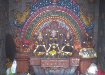 କୁମ୍ଭାରପଡାରେ ବରଓସ୍ତ ଗଛ ମଝିରେ ବିରାଜମାନ ଶନିଦେବ