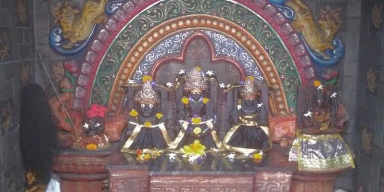 କୁମ୍ଭାରପଡାରେ ବରଓସ୍ତ ଗଛ ମଝିରେ ବିରାଜମାନ ଶନିଦେବ