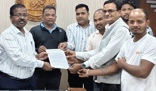 ଉତ୍କଳୀୟମ୍ ଫାଉଣ୍ଡେସନ ତରଫରୁ ଚାନ୍ଦପୁରରେ ମେଡିକାଲ କଲେଜର ପ୍ରତିଷ୍ଠା ଦାବୀରେ ନେଇ ରଣପୁର ବ୍ଲକ ପ୍ରଶାସନଙ୍କୁ ଦାବିପତ୍ର ପ୍ରଦାନ