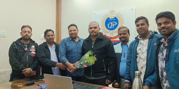 ସାମ୍ବାଦିକ ସଙ୍ଘ ତରଫରୁ ରାଜସୁନାଖଳା ନୂତନ ଫାଣ୍ଡି ଅଧିକାରୀଙ୍କୁ ସମ୍ବର୍ଦ୍ଧନା