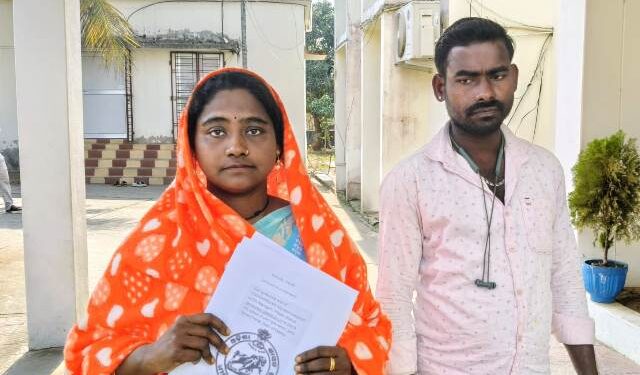 ଖଣ୍ଡପଡ଼ା ଏସ୍‌ଡିପିଙ୍କ ନାମରେ ଡିଜିଙ୍କୁ ଫେରାଦ ଘଟଣା ଏସ୍‌ପିଙ୍କୁ ଭେଟି ଅଭିଯୋଗ ଜଣାଇଲେ ପୀଡ଼ିତା