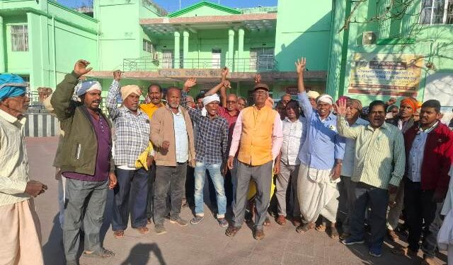 ଟାର୍ଗେଟ ଓ କଟନୀ ଛଟନୀକୁ ନେଇ ନୟାଗଡ଼ ଜିଲ୍ଲପାଳ କାର୍ଯ୍ୟାଳୟ ଆଗରେ ନବନିର୍ମାଣର ବିକ୍ଷୋଭ