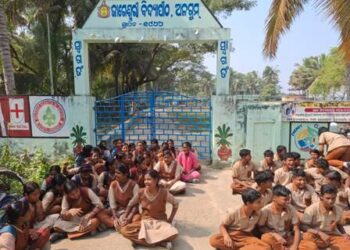 ଶିକ୍ଷୟତ୍ରୀ ବଦଳିକୁ ନେଇ ପୁଣି ବିକ୍ଷୋଭ