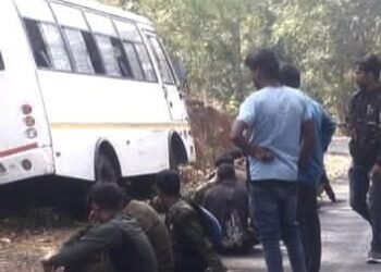 ଚୋରା ଗଞ୍ଜେଇ ଚାଷକୁ ଚଢାଉ କରିବାକୁ ଯାଉଥିବା ବେଳେ ବାଲିଗଣ୍ଡାର ଘାଟି ରାସ୍ତା ତଳକୁ ଖସିଲା ପୁଲିସ ଗାଡି